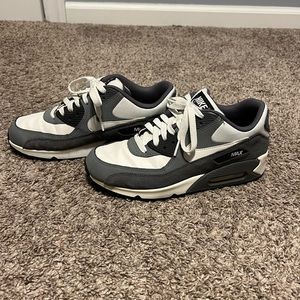 EUC Nikes Youth size 7/Womens size 9